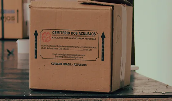 Caixa de envio do Cemitério dos Azulejos, com aviso de cuidado frágil-azulejos