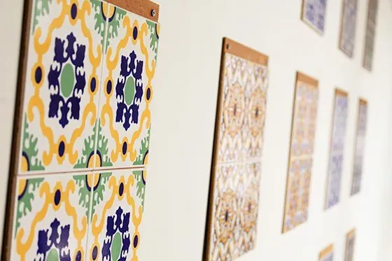 Amostras de azulejo português em exposição na Loja Filial, Moema