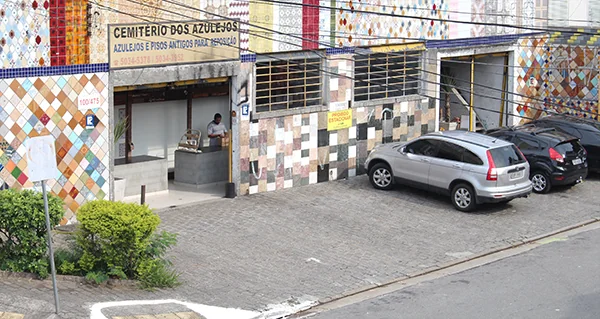 Fachada da Loja Matriz do Cemitério dos Azulejos, na Rua Padre Leonardo